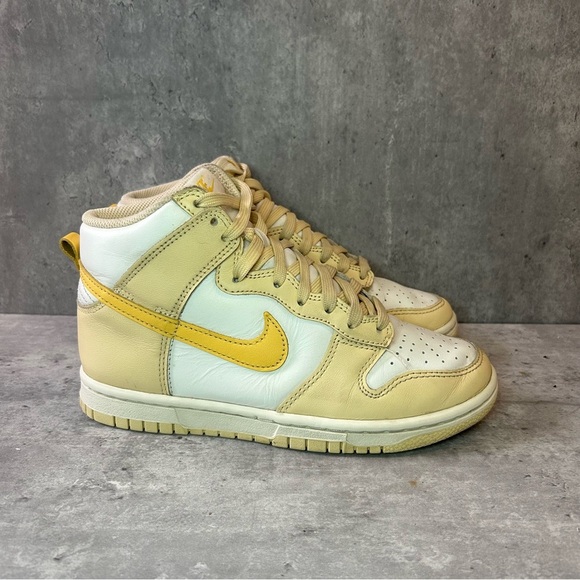Nike Dunk High Sneakers DD1869-201 Womens sz 6 - pale vanilla - Picture 1 of 6